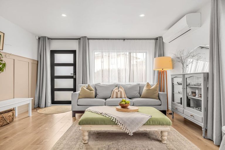 Photo of property in 1 Nga Waka Place, Mangere, Auckland, 2022