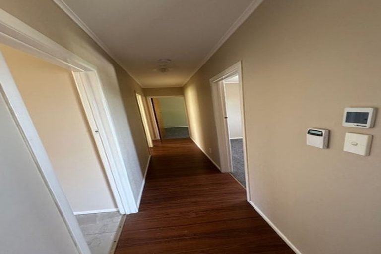 Photo of property in 25 Ellesmere Crescent, Pakuranga Heights, Auckland, 2010