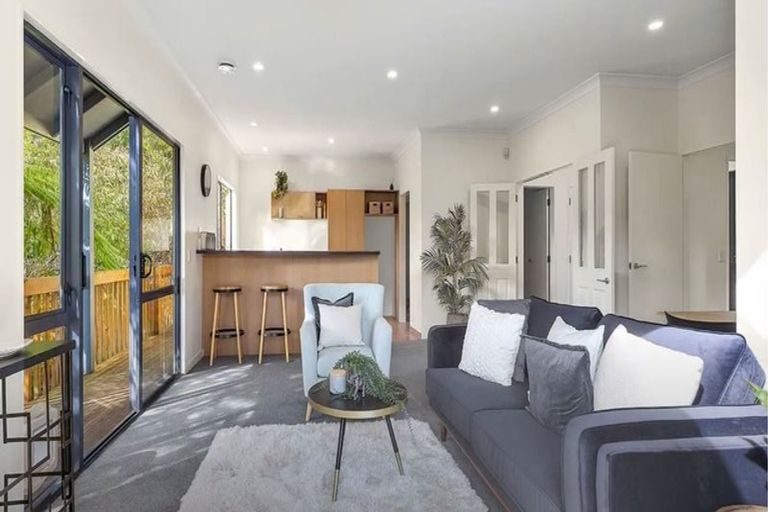 Photo of property in 7u2 Carleton Terrace, Tawa, Wellington, 5028