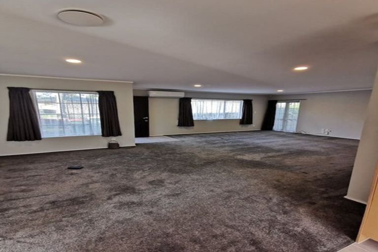 Photo of property in 1 Marbella Drive, Massey, Auckland, 0614