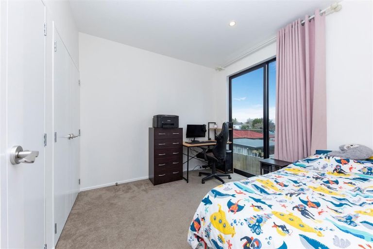 Photo of property in 28d Edmonton Road, Henderson, Auckland, 0612