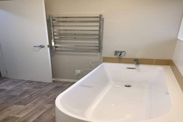 Photo of property in 2/5 Woodall Place, Totara Vale, Auckland, 0627