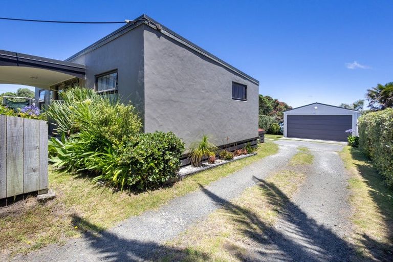 Photo of property in 6 Sea View Road, Baylys Beach, 0377