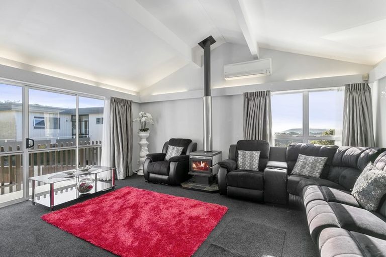 Photo of property in 6 Tree Top Lane, Paparangi, Wellington, 6037