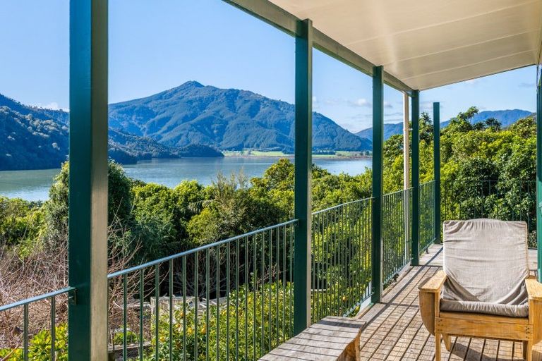 Photo of property in 826 Queen Charlotte Drive, Havelock, Picton, 7281