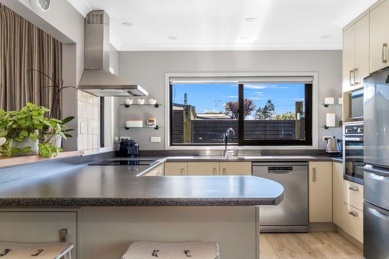 Photo of property in 19a Kawaha Point Road, Fairy Springs, Rotorua, 3015