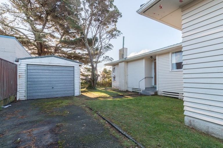 Photo of property in 18 Link Road, Newlands, Wellington, 6037