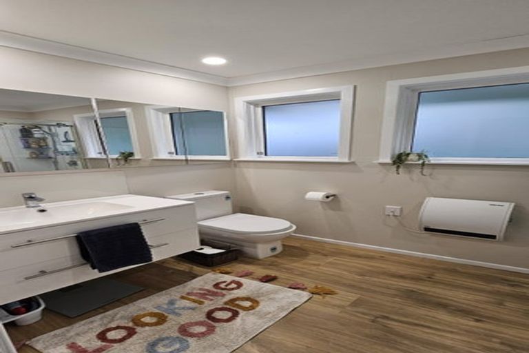 Photo of property in 28 Alwyn Place, Newlands, Wellington, 6037