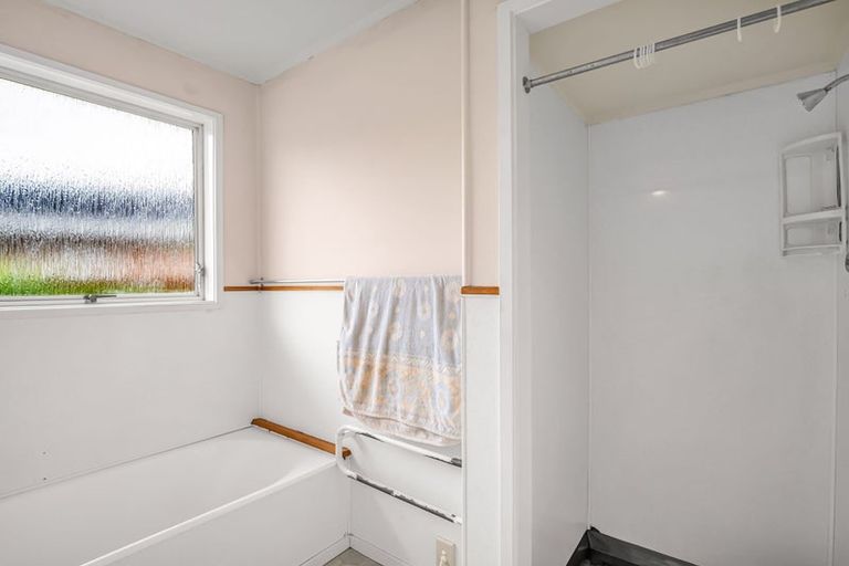 Photo of property in 28 Eyre Street, Henderson, Auckland, 0612