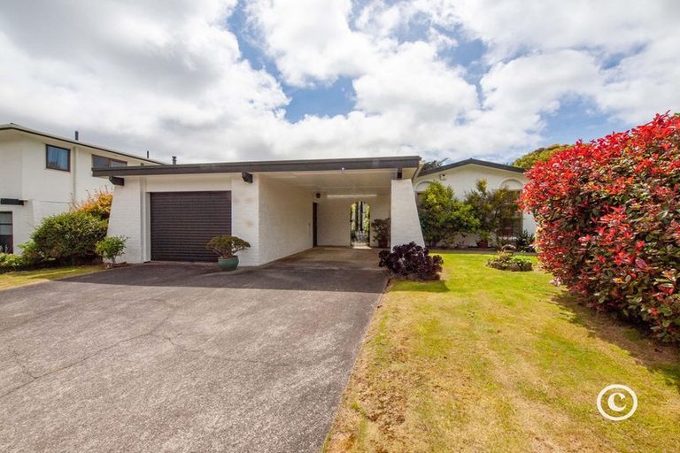 Photo of property in 100 Churton Drive, Churton Park, Wellington, 6037