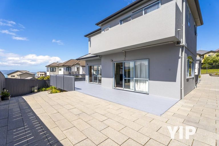 Photo of property in 3 Forbes Lane, Newlands, Wellington, 6037