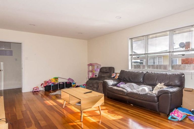 Photo of property in 16a Karamu Street, Te Atatu Peninsula, Auckland, 0610