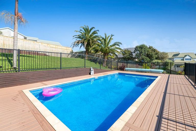 Photo of property in 11 Azure Grove, Unsworth Heights, Auckland, 0632