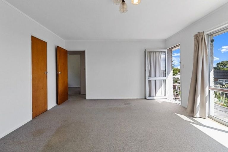 Photo of property in 2/92 Lynwood Road, New Lynn, Auckland, 0600