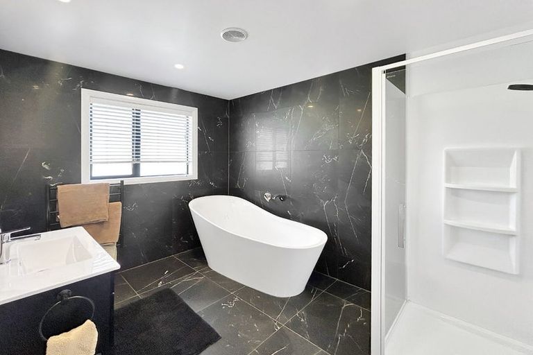 Photo of property in 2 Gibraltar Way, Fitzherbert, Palmerston North, 4410