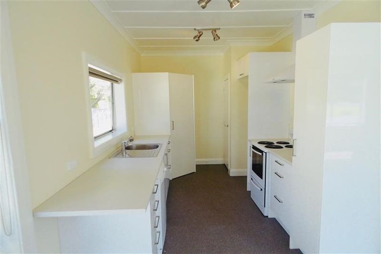 Photo of property in 14 Calvert Road, Moturoa, New Plymouth, 4310