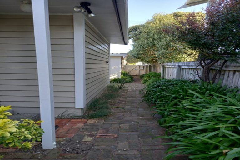 Photo of property in 15f1 Apu Crescent, Lyall Bay, Wellington, 6022