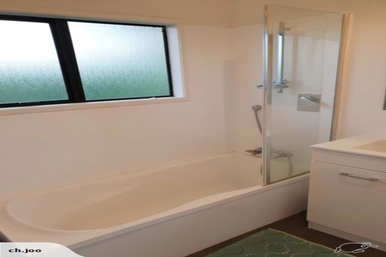 Photo of property in 3 Cassandra Grove, Totara Vale, Auckland, 0629