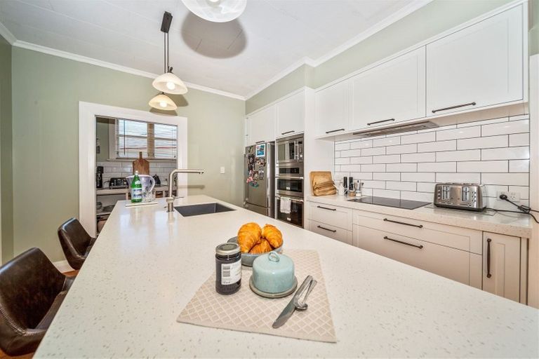 Photo of property in 1 Hunter Street, Hawera, 4610