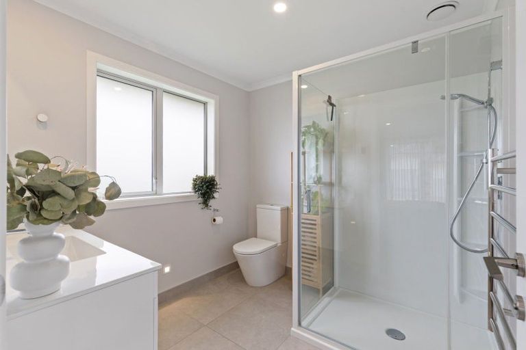 Photo of property in 1 Gibraltar Way, Fitzherbert, Palmerston North, 4410