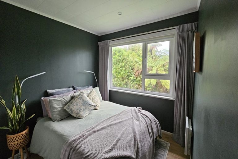 Photo of property in 28 Alwyn Place, Newlands, Wellington, 6037