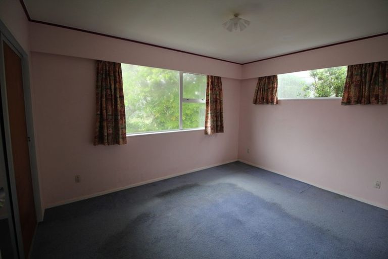 Photo of property in 13a Lyndfield Lane, Newlands, Wellington, 6037