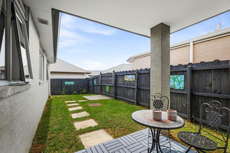 Photo of property in 106 Popokatea Drive, Takanini, 2112