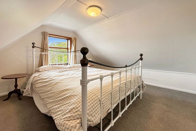 Photo of property in 1 Hawkhurst Road, Lyttelton, 8082