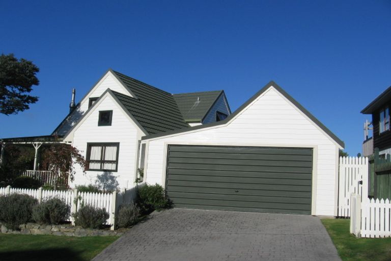 Photo of property in 10 Wantwood Grove, Churton Park, Wellington, 6037