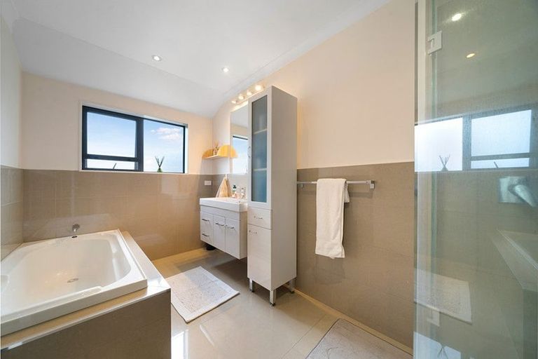 Photo of property in 5 Mcwhirters Farm Lane, Massey, Auckland, 0614