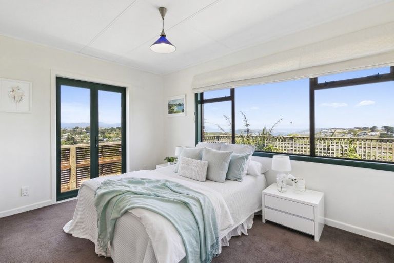 Photo of property in 5 Salford Street, Newlands, Wellington, 6037