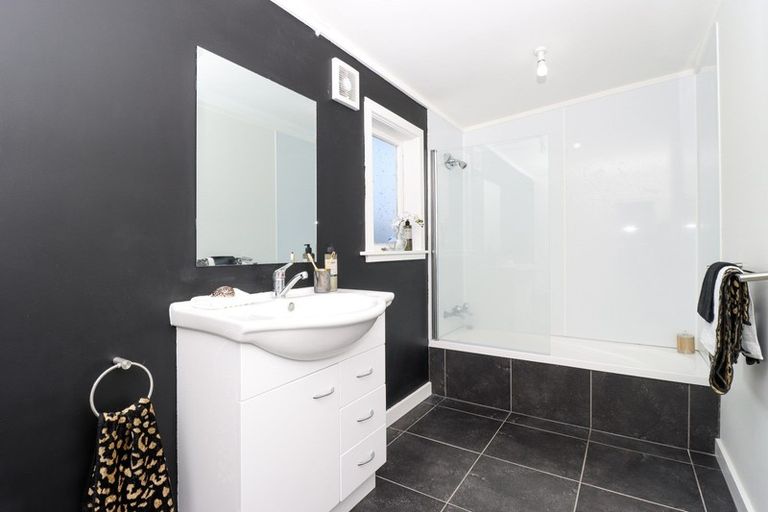 Photo of property in 9 Perrin Place, Kelvin Grove, Palmerston North, 4414