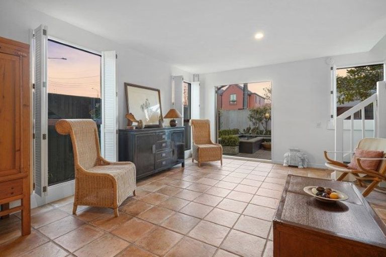 Photo of property in 10/16 Derby Street, St Albans, Christchurch, 8014