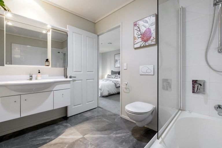 Photo of property in 72 Devonport Road, Tauranga, 3110
