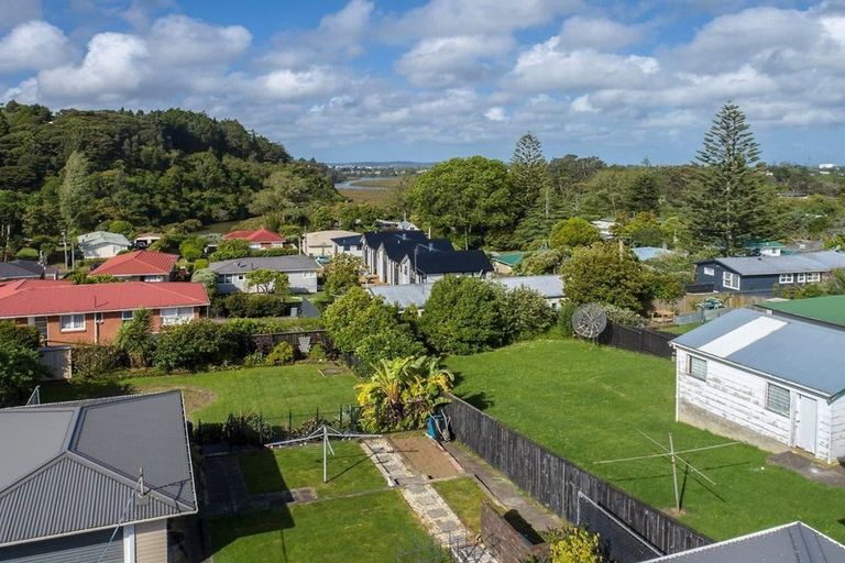 Photo of property in 18 Huruhuru Road, Massey, Auckland, 0614
