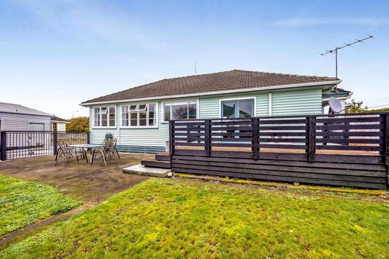 Photo of property in 1 Malone Place, Hawera, 4610