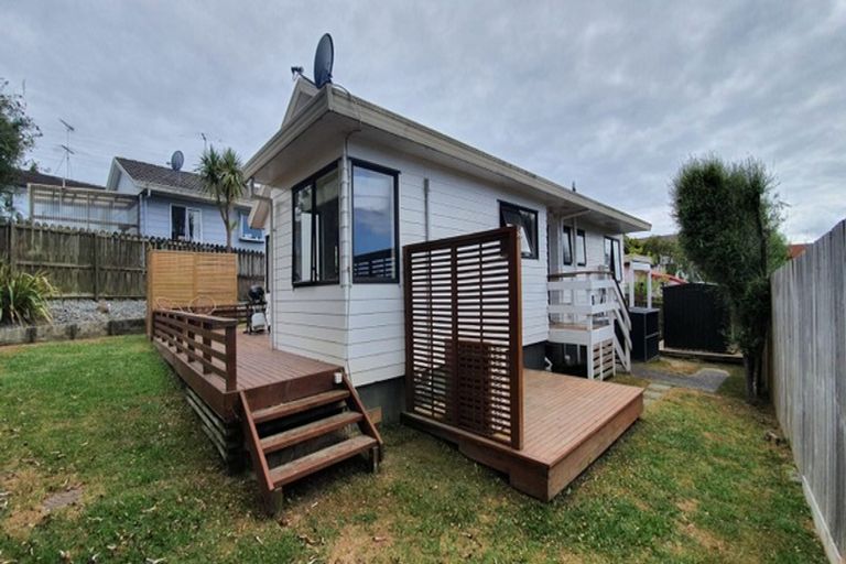 Photo of property in 2/8 Atlantis Place, Totara Vale, Auckland, 0629