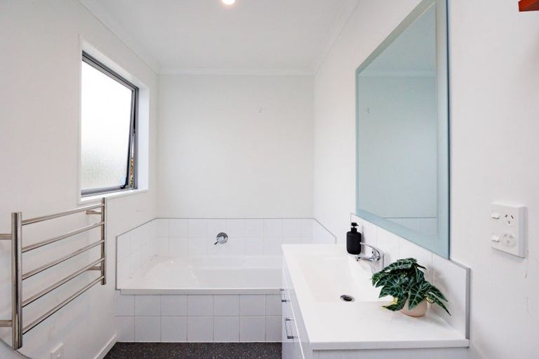 Photo of property in 56 Exeter Crescent, Takaro, Palmerston North, 4412