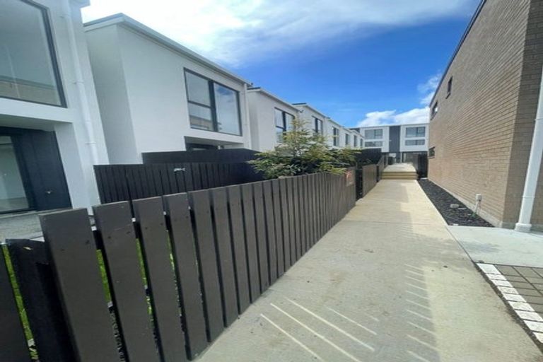Photo of property in 2 Mikoikoi Crescent, Mangere Bridge, Auckland, 2022