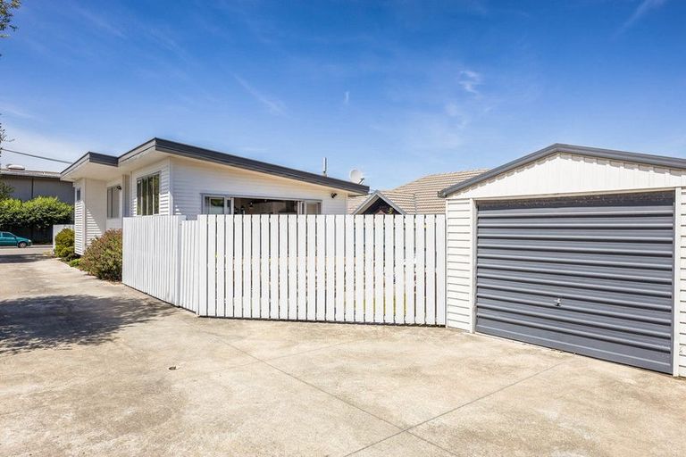 Photo of property in 11 Wades Avenue, Saint Martins, Christchurch, 8022