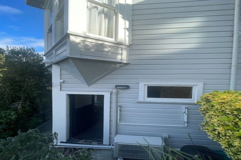 Photo of property in 152 Kelburn Parade, Kelburn, Wellington, 6012