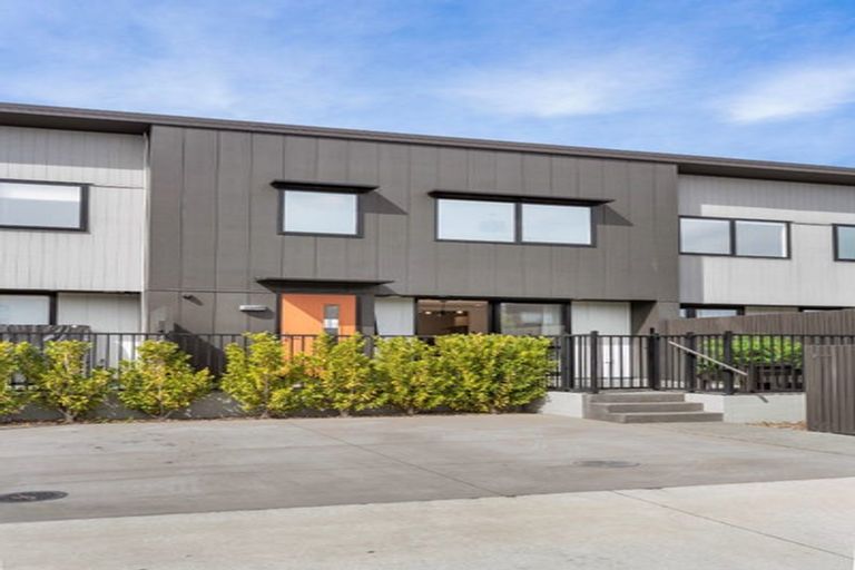 Photo of property in 37 Cessna Crescent, Mangere, Auckland, 2022