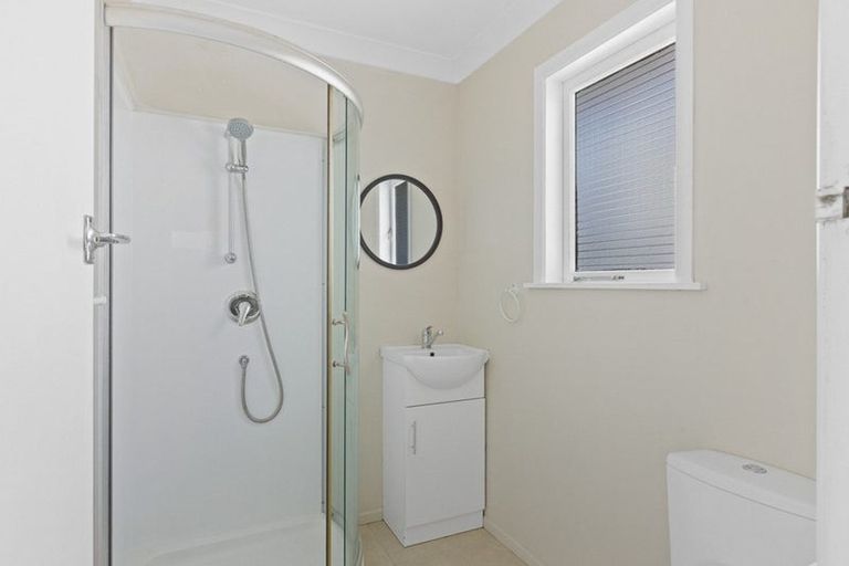 Photo of property in 102 Taikata Road, Te Atatu Peninsula, Auckland, 0610