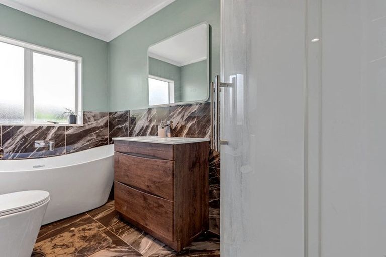 Photo of property in 46 Garelja Road, Henderson, Auckland, 0612