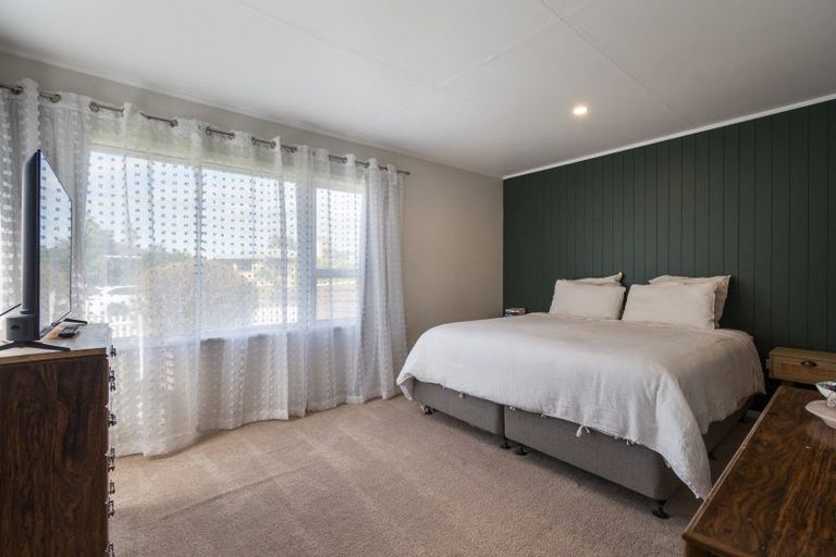 Photo of property in 18 Tararua Terrace, Cloverlea, Palmerston North, 4412