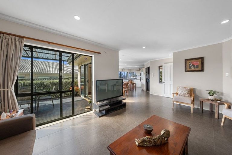 Photo of property in 33 Ruze Vida Drive, Massey, Auckland, 0614