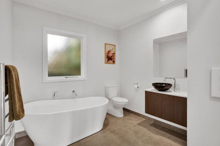 Photo of property in 15 Bracken Street, New Plymouth, 4310