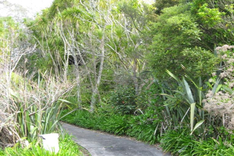 Photo of property in 30 Raroa Terrace, Waiatarua, Auckland, 0604