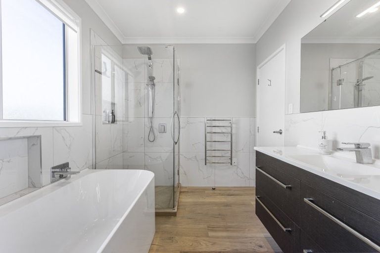 Photo of property in 20 Roxborough Place, East Tamaki Heights, Auckland, 2016