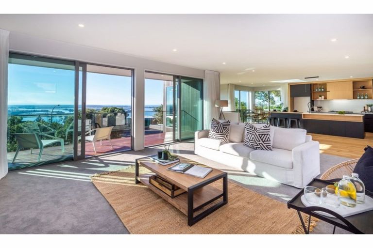 Photo of property in 10 Hilltop Lane, Mount Pleasant, Christchurch, 8081